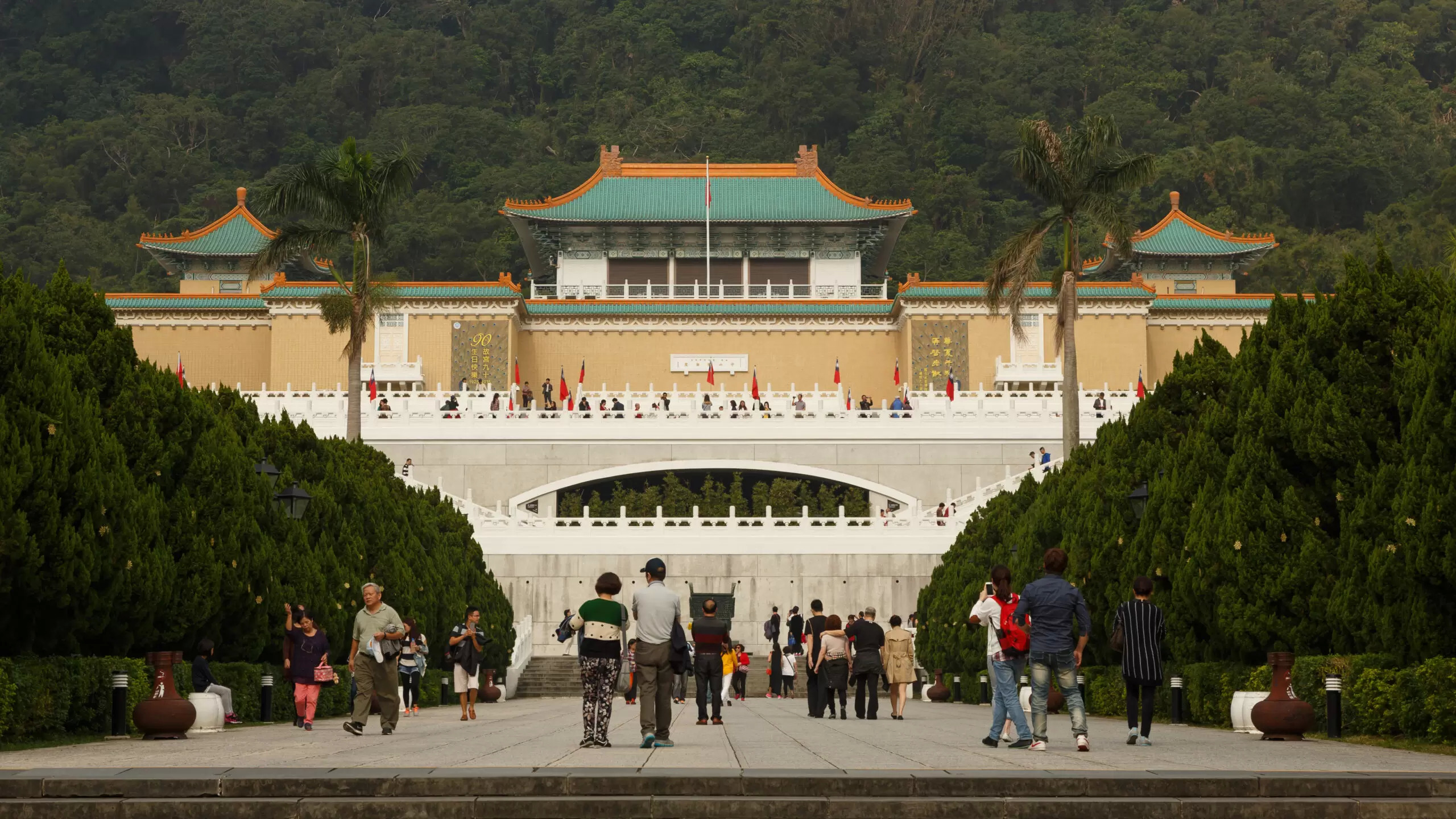 Palace museum. Музей Императорского дворца Тайбэй. Национальный дворец-музей Тайбэй Тайвань. Музей Императорского дворца Тайбэй ночью. Императорского дворца Тайвань китайская.